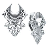 Zwei silberne, barocke Ear Saddles aus Chirurgenstahl auf weißem Hintergrund