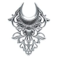 Silberne Ear Saddles mit barockem Design auf weißem Hintergrund