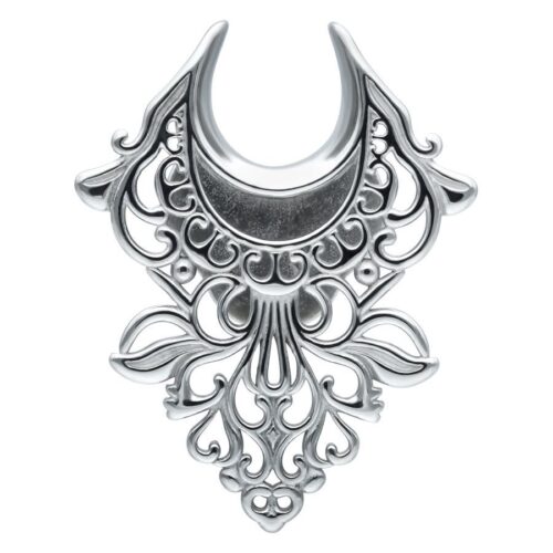 Silberne Ear Saddles mit barockem Design auf weißem Hintergrund