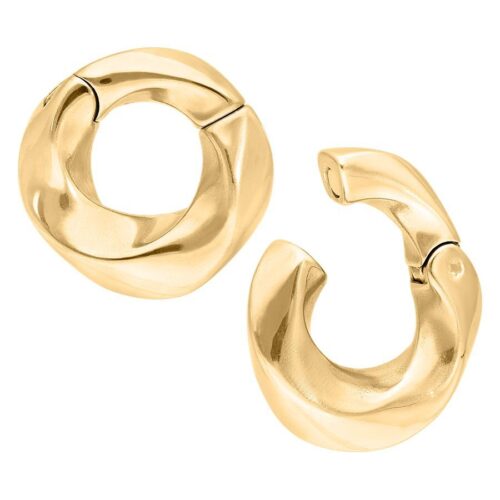 Zwei goldene, gedrehte Ohrgewichte aus Chirurgenstahl auf weißem Hintergrund