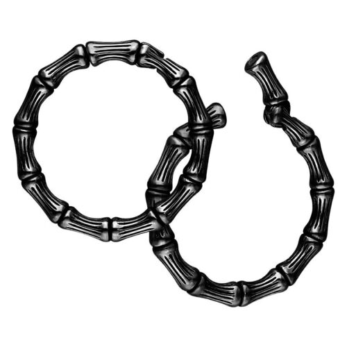 Zwei schwarze Ohrgewichte aus Metall in Form einer Kette auf weißem Hintergrund
