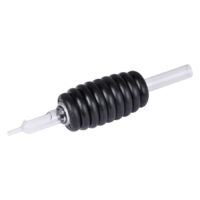 Schwarzes Hartgummi Rundrohr mit 1 Nadel Schwarzes Hartgummi Rundrohr mit klarem Tip, auf weißem Hintergrund