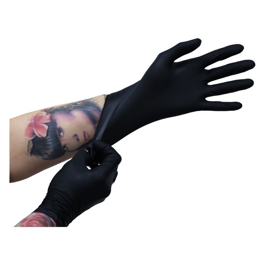Schwarze Nitrilhandschuhe von Wildcat Schwarze Nitrilhandschuhe, getragen von tätowierter Hand, auf weißem Hintergrund