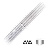Nahaufnahme von silbernen Magnum Curved Long Taper Tattoonadeln auf weißem Hintergrund