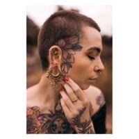 Mandala Labret aus Chirurgenstahl in Gold Person mit goldenen Mandala Labret Piercings und Tattoos auf Gesicht und Körper