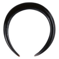 Schwarzes Horn Sichel Piercing auf weißem Hintergrund