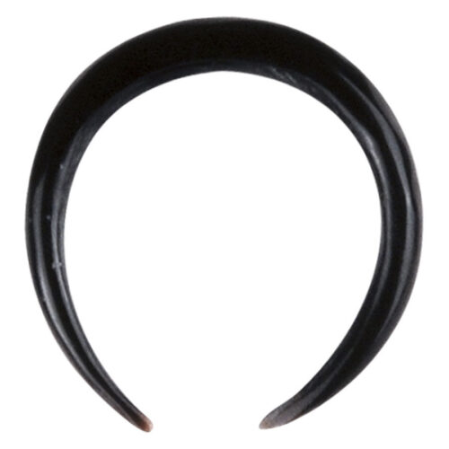 Schwarzes Horn Sichel Piercing auf weißem Hintergrund