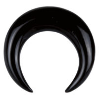 Schwarze Dehnsichel aus Horn auf weißem Hintergrund
