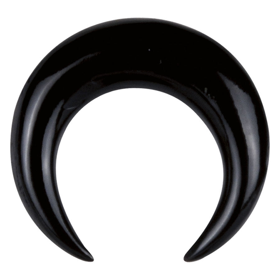 Schwarze Dehnsichel aus Horn auf weißem Hintergrund
