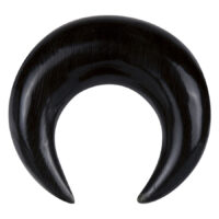Schwarze Sichel aus Horn für Ohrpiercings auf weißem Hintergrund