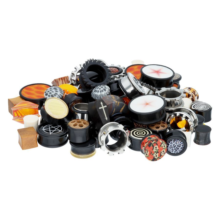 Buntes Halloween Piercing Set mit verschiedenen Materialien auf weißem Hintergrund