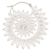 Silberne Floral Nautilus Hoops Ohrringe auf weißem Hintergrund