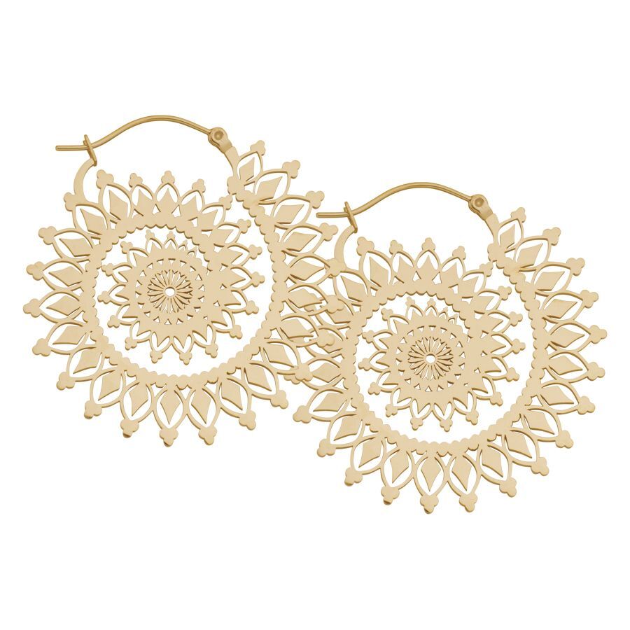 Goldene Ohrringe im Floral Nautilus Design mit filigranem Muster auf weißem Hintergrund