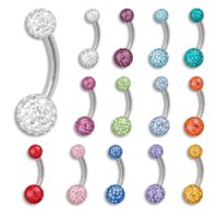 Bauchnabelpiercing mit bunten Kristallen Verschiedene Titan Bananabells mit bunten Kristallen auf weißem Hintergrund