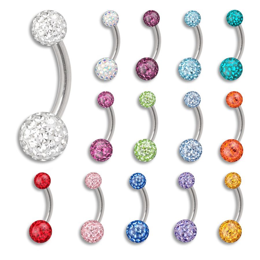 Bauchnabelpiercing mit bunten Kristallen Verschiedene Titan Bananabells mit bunten Kristallen auf weißem Hintergrund
