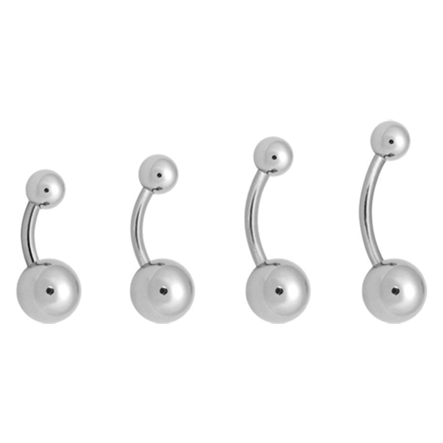 Titan Bananabell Bauchnabelpiercing Set Vier silberne Titan Bauchnabelpiercings auf weißem Hintergrund