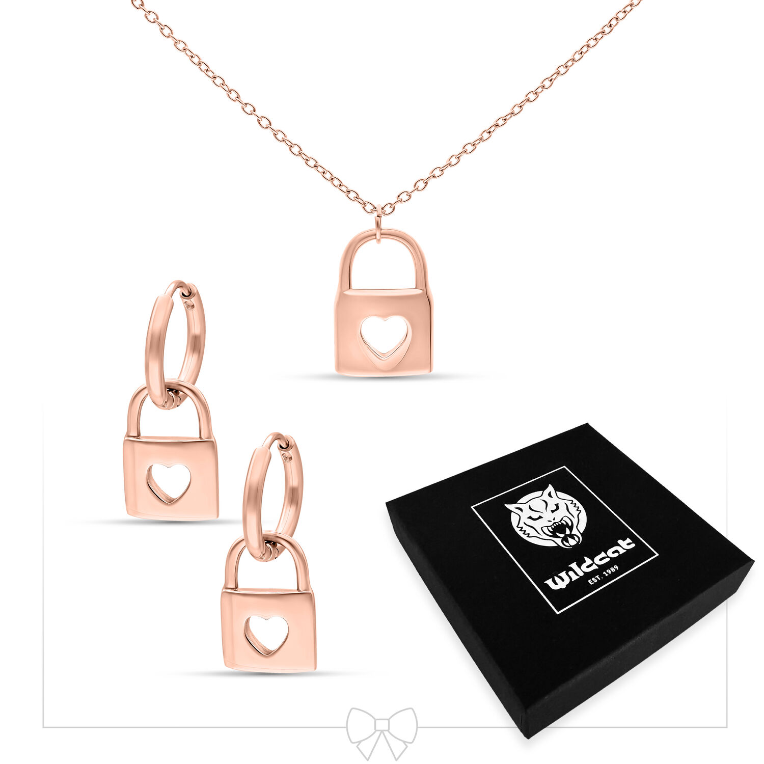 Roségoldene Schlosskette und Creolen mit Herzmotiv auf weißem Hintergrund