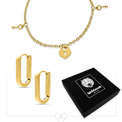 Goldenes Armband mit Schlüsselanhänger und goldene Ohrringe auf weißem Hintergrund