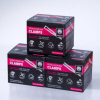 Sterile Triangel Piercingzangen - 50er Set Drei schwarze Boxen mit Aufschrift 'Sterile Piercing Clamps' auf weißem Hintergrund